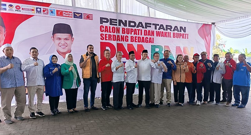 Pasangan Balon Bupati Sergai Darma dan Balon Wakil Bupati Sergai Adlin Tambunan (Dambaan) periode 2024-2029 jilid 2 bersama pimpinan Parpol pengusung sebelum mendaftar ke KPU Sergai, Rabu (28/8) di rumah Bupati Sergai di Desa Firdaus Kec.Sei Rampah. (Waspada/Edi Saputra)