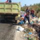 Petugas Dinas Lingkungan Hidup dan Kebersihan (DLHK) Aceh Utara sedang mengangkat sampah yang menumpuk. (Waspada/ist)