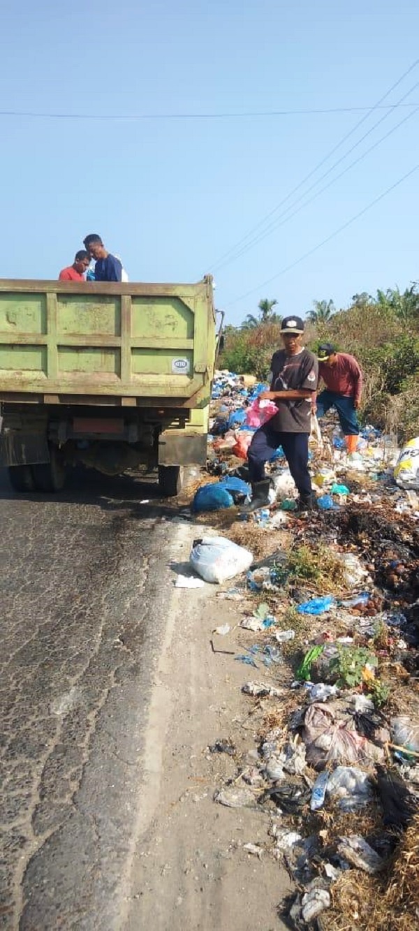 Petugas Dinas Lingkungan Hidup dan Kebersihan (DLHK) Aceh Utara sedang mengangkat sampah yang menumpuk. (Waspada/ist)