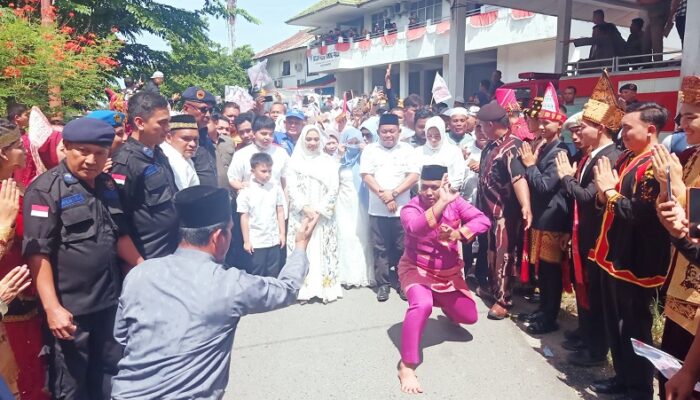 Ribuan Massa Antarkan Maya-Jamri Ke KPU L.Batu