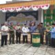 Camat Babalan Restra Yudha S.IP didampingi KUA Babalan Azhar SH memukul beduq tanda dibukanya MTQ Ke-57 Tingkat Kecamatan Babalan di Masjid Raya P.Brandan, Rabu (28/8/24). Waspada/Boy Aprizal