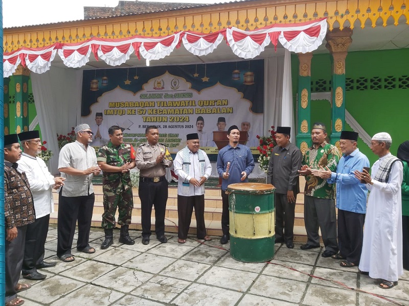 Camat Babalan Restra Yudha S.IP didampingi KUA Babalan Azhar SH memukul beduq tanda dibukanya MTQ Ke-57 Tingkat Kecamatan Babalan di Masjid Raya P.Brandan, Rabu (28/8/24). Waspada/Boy Aprizal