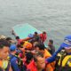 Tim SAR Gabungan sedang mengevakuasi korban selamat akibat tenggelmnya KM Subur di perairan laut Pulau Tam Barat, Kabupaten Tapteng pada Selasa (27/8) sekitar pukul 13.00 WIB. Waspada/ist