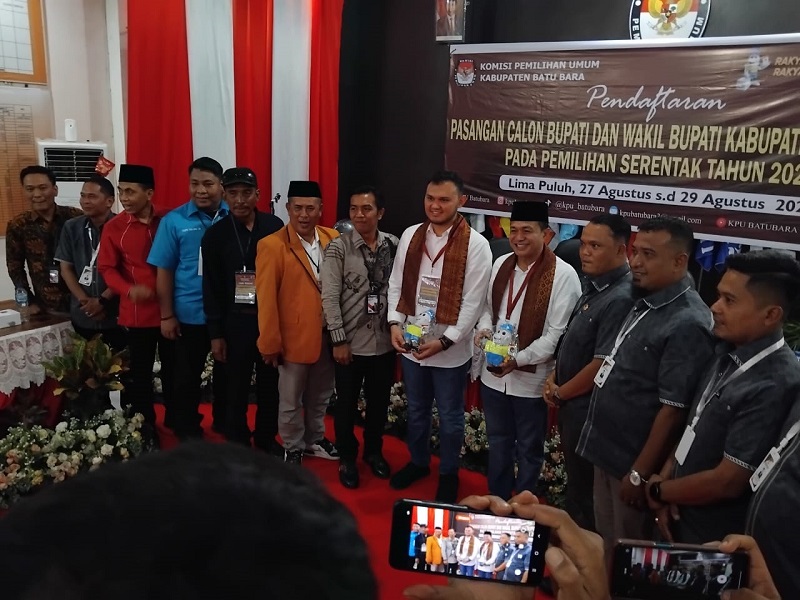 Prosesi pendaftaran Calon Bupati/Wakil Bupati Batubara, Zahir-Aslam Rahuda ke KPU Batubara pada Pilkada 2024. Waspada/Iwan Has