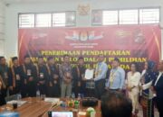 CALON Bupati Dairi Danjor Nababan didampingi Calon Wakil Bupati Azhar Bintang menerima tanda pendaftaran pencalonan Bupati dan Wakil Bupati Dairi yang diserahkan langsung Ketua KPU Arianto Tinendung.Waspada/Kartolo Munte