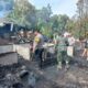 Personel TNI dan Polri sedang membantu membersihkan puing-puing kebakaran 3 unit rumah warga di Dusun Bulu Godang, Desa Banuaji II , Kecamatan Adian Koting. Waspada/ist