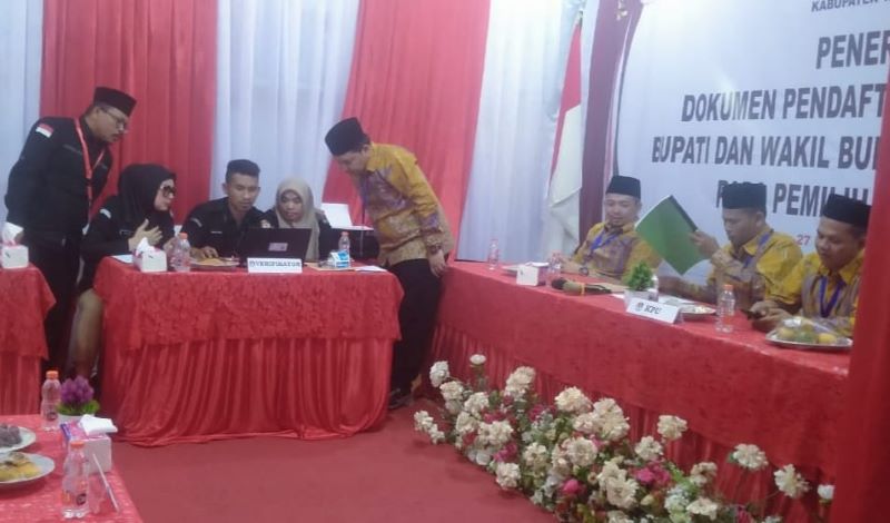 Kordiv HP2H Bawaslu Tapanuli Selatan, Vernando Maruli Aruan, ST, C.Med (kiri) saat mengawasi proses pendaftaran bakal pasangan calon Bupati dan Wakil Bupati Tapsel di KPU Tapsel, Rabu (28/8). Waspada/ist.