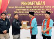Pasangan bakal calon bupati-wakil bupati, Ari Wibowo, SH, MIP dan Azwar Sazali Tanjung saat menyerahkan berkas pendaftaran kepada Plt. Ketua KPU Kab. Labusel, Adnan Rasyid, Rabu (28/8/2024). WAspada/Deni Daulay
