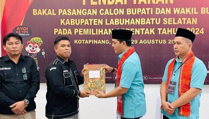 Ari-Sazali Daftar Ke KPU Labusel