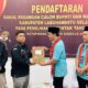 Pasangan bakal calon bupati-wakil bupati, Ari Wibowo, SH, MIP dan Azwar Sazali Tanjung saat menyerahkan berkas pendaftaran kepada Plt. Ketua KPU Kab. Labusel, Adnan Rasyid, Rabu (28/8/2024). WAspada/Deni Daulay