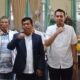 Paslon Bupati dan Wakil Bupati Simalungun Radiapoh Hasiholan Sinaga (tujuh kanan) dan Pratama Pangaribuan (enam kanan) pose bersama para pengurus Parpol pengusung dan lainnya di Siantar Hotel, Jl. WR. Supratman, Pematangsiantar, Rabu (28/8) siang.(Waspada-Edoard Sinaga).