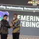 Pj Wali Kota Tebingtinggi, Dr Moettaqien Hasrimi, S.STP, M.Si saat menerima penghargaan dari CNN Indonesia Award Keempat. Waspada/Ist