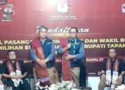 Jonius Taripar Parsaoran Hutabarat bersama pasangannya Denny Parlindungan Lumbantoruan sedang memberikan sambutan usai menyerahkan berkas persyaratan sebagai bakal calon Bupati dan Wakil Bupati Taput pada Pilkada Taput 2024 di Kantor KPU Taput, Rabu (28/8). Waspada/Hotbin Purba