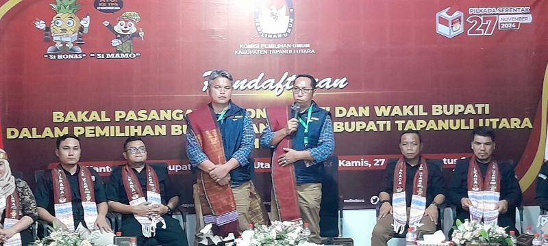Jonius Taripar Parsaoran Hutabarat bersama pasangannya Denny Parlindungan Lumbantoruan sedang memberikan sambutan usai menyerahkan berkas persyaratan sebagai bakal calon Bupati dan Wakil Bupati Taput pada Pilkada Taput 2024 di Kantor KPU Taput, Rabu (28/8). Waspada/Hotbin Purba