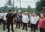 Paslon Sowa'a Laoli - Marthinus Lase didampingi pimpinan 8 partai pengusung dan ratusan simpatisan mendaftat di Kantor KPU Gunungsitoli, Rabu (28/8). Waspada/Bothaniman Jaya Telaumbanua