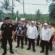 Paslon Sowa'a Laoli - Marthinus Lase didampingi pimpinan 8 partai pengusung dan ratusan simpatisan mendaftat di Kantor KPU Gunungsitoli, Rabu (28/8). Waspada/Bothaniman Jaya Telaumbanua