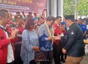 KOMISIONER KPU menyambut pasangan Calon Bupati Wakil Bupati JOGIMA dengan pengalungan bunga di Kantor KPU Dairi.Waspada/Kartolo Munte.
