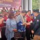 KOMISIONER KPU menyambut pasangan Calon Bupati Wakil Bupati JOGIMA dengan pengalungan bunga di Kantor KPU Dairi.Waspada/Kartolo Munte.