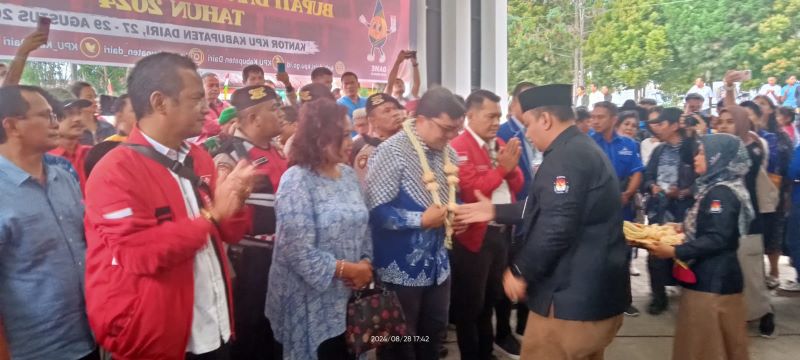 KOMISIONER KPU menyambut pasangan Calon Bupati Wakil Bupati JOGIMA dengan pengalungan bunga di Kantor KPU Dairi.Waspada/Kartolo Munte.