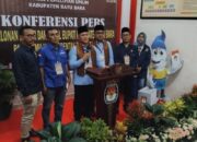 PASANGAN Balon Bupati/Wakil Bupati Batubara Darwis-Oky Iqbal Frima saat mendaftar ke KPU Batubara pada hari kedua masa pendaftaran. Waspada /Iwan Has