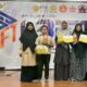 Santri dan Guru Dayah Ruhul Qurani yang meraih juara di LBFT Regional Aceh Barat yang  dilaksanakan  Fakultas Teknik Universitas Syiah Kuala, di Gedung Aula Lama Universitas Teuku Umar (UTU), Senin (5/8).(Waspada/Ist)