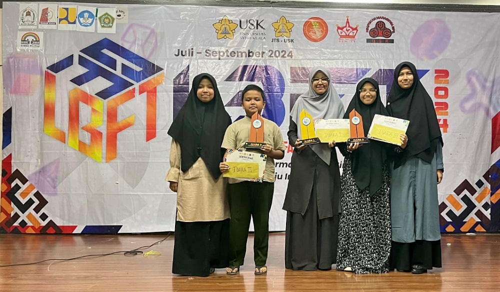 Santri dan Guru Dayah Ruhul Qurani yang meraih juara di LBFT Regional Aceh Barat yang  dilaksanakan  Fakultas Teknik Universitas Syiah Kuala, di Gedung Aula Lama Universitas Teuku Umar (UTU), Senin (5/8).(Waspada/Ist)