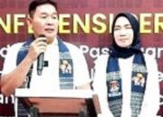 Paslon Wali Kota dan Wakil Wali Kota Mangatas Marulitua Silalahi (kiri) dan Ade Sandra Purba (kanan) memberikan keterangan kepada wartawan di Kantor KPU Pematangsiantar, Jl. Porsea, Rabu (28/8) usai mendaftar ke KPU untuk mengikuti Pilkada serentak 2024.(Waspada-Edoard Sinaga).