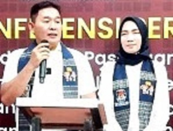 Paslon Wali Kota dan Wakil Wali Kota Mangatas Marulitua Silalahi (kiri) dan Ade Sandra Purba (kanan) memberikan keterangan kepada wartawan di Kantor KPU Pematangsiantar, Jl. Porsea, Rabu (28/8) usai mendaftar ke KPU untuk mengikuti Pilkada serentak 2024.(Waspada-Edoard Sinaga).