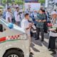 Ketua MPU Pidie Tgk H Abu Ismi Iloet didampingi Pj Bupati Pidie Drs Samsul Azhar sedang mempeusijuek (tepung tawar) kendaraan ambulans dan sepeda motor Honda PCX di teras Kantor Bupati Pidie, Kamis (29/8). Waspada/Muhammad Riza