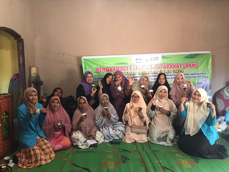 Dosen Universitas Samudra (Unsam) saat memberikan edukasi pembuatan dan pemanfaatan tanaman sereh sebagai bahan pembuatan teh gerbal menggunakan teabag untuk meningkatkan usaha lokal warga di Kecamatan Birem Bayeun, Kabupaten Aceh Timur. Waspada/ist