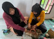 Berdayakan Kelompok PKK Desa Alue Ie Puteh Olah Sumber Daya Alam Jadi Produk Tas
