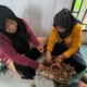 Dosen Universitas Samudra bekerja sama dengan Kelompok PKK Desa Alue Ie Puteh, Kecamatan Manyak Payed, Aceh Tamiang saat memberikan pelatihan intensif yang berfokus pada pengolahan sumber daya alam menjadi produk tas kepada masyarakat setempat. Waspada/ist
