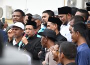 Ridwan Abubakar, didampingi Muhammad dan kader serta simpatisan menyampaikan komitmen meraup kemenangan dalam Pilkada usai mendaftar sebagai Calon Bupati/Wakil Bupati Aceh Timur di Kantor KIP Aceh Timur di Idi, Rabu (28/8). Waspada/Ist.