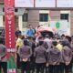 Puluhan massa yang menamakan dirinya Aliansi Mahasiswa Peduli Kampus melakukan aksi unjukrasa di Rektorat Unias, Jln Pancasila, Kota Gunungsitoli, Sabtu (10/8). Waspada/Ist