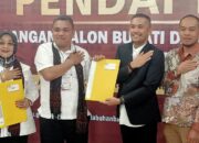 Pasangan HERO secara simbolis menyerahkan dokumen pendaftaran ke Ketua KPU Labuhanbatu Zafar Siddik Pohan. (Waspada/H.Neirul Nizam Aru, S.Sos)