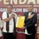 Pasangan HERO secara simbolis menyerahkan dokumen pendaftaran ke Ketua KPU Labuhanbatu Zafar Siddik Pohan. (Waspada/H.Neirul Nizam Aru, S.Sos)
