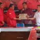 KETUA DPC Partai Demokrasi Indonesia Perjuangan Resualon Lumbangaol menyerahkan surat rekomendasi  pencalonan kepala daerah kepada Paslon Eddy Keleng Ate Berutu dan Depriwanto Sitohang di Kantor PDIP Dairi.Waspada/Kartolo Munte.