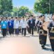 Personel penabuh Rapai dan peniup musik serune kali mengiringi langkah Bacalon Bupati/ Wakil Bupati HbAmiruddin- Anwar Husen, berjalan melangkah ke Kantor KIP Pidie untuk mendaftar, Kamis (29/8) Waspada/Muhammad Riza