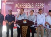 Ribuan masyarakat Nisel hadiri deklarasi dan pendaftaran Pasangan Firman Giawa - Robert Dachi di KPU Kabupaten Nias Selatan, Kamis (29/8). Waspada/Budi Gowasa