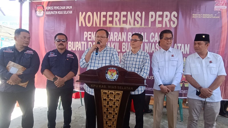 Ribuan masyarakat Nisel hadiri deklarasi dan pendaftaran Pasangan Firman Giawa - Robert Dachi di KPU Kabupaten Nias Selatan, Kamis (29/8). Waspada/Budi Gowasa