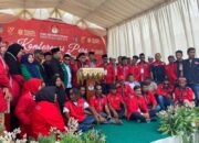 Balon Bupati Abdya Jufri Hasanuddin, saat memberikan sambutan dihadapan ribuan pendukungnya, sebelum mengantar berkas pendaftaran ke KIP Abdya. Kamis (29/8).Waspada/Syafrizal