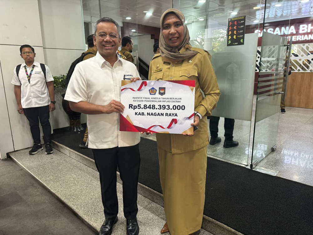 Pj Bupati Fitriany Farhas menerima Alokasi Insentif Fisikal Dari Kemenkeu di Ruang Heritage Kemenko PMK Jakarta, Senin (5/8).(Waspada/Ist)