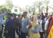Massa Iringi Pasangan Syah Afandin-Tiorita Surbakti Mendaftar Ke KPU Langkat 