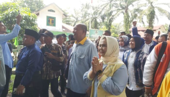 Massa Iringi Pasangan Syah Afandin-Tiorita Surbakti Mendaftar Ke KPU Langkat 