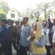 Massa iringi pasangan  H Syah Afandin dan Tiorita Surbakti (Satria) mendaftar ke KPU Langkat sebagai bakal calon bupati dan wakil bupati Langkat, Kamis (29/8/24). Waspada/Boy Aprizal