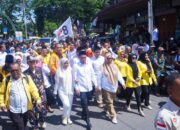 Paslon Basyar - Erlis bersama ribuan orang masyarakat berjalan kaki menuju KPU Kota Tebingtinggi. Waspada/Kristian Brahmana