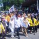 Paslon Basyar - Erlis bersama ribuan orang masyarakat berjalan kaki menuju KPU Kota Tebingtinggi. Waspada/Kristian Brahmana
