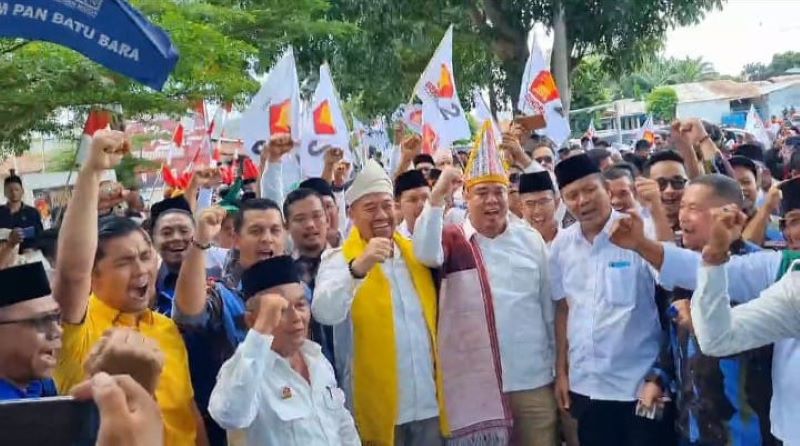 PASLON Bupati/Wakil Bupati Batubara Baharuddin Siagian-Syafrizal (Bahagia)  saat mendaftar di KPU Batubara. Waspada/Iwan Has
