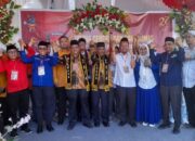 Paslon bupati Sahabat diapit para pimpinan Parpol bersama-sama mengepalkan tangan menyatakan siap berjuang bersama memenangkan Sahabat. WASPADA/Ariefh