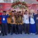 Paslon bupati Sahabat diapit para pimpinan Parpol bersama-sama mengepalkan tangan menyatakan siap berjuang bersama memenangkan Sahabat. WASPADA/Ariefh